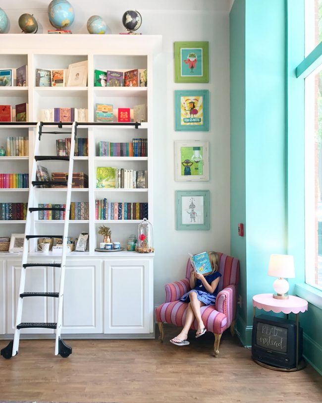 kids room bookshelf