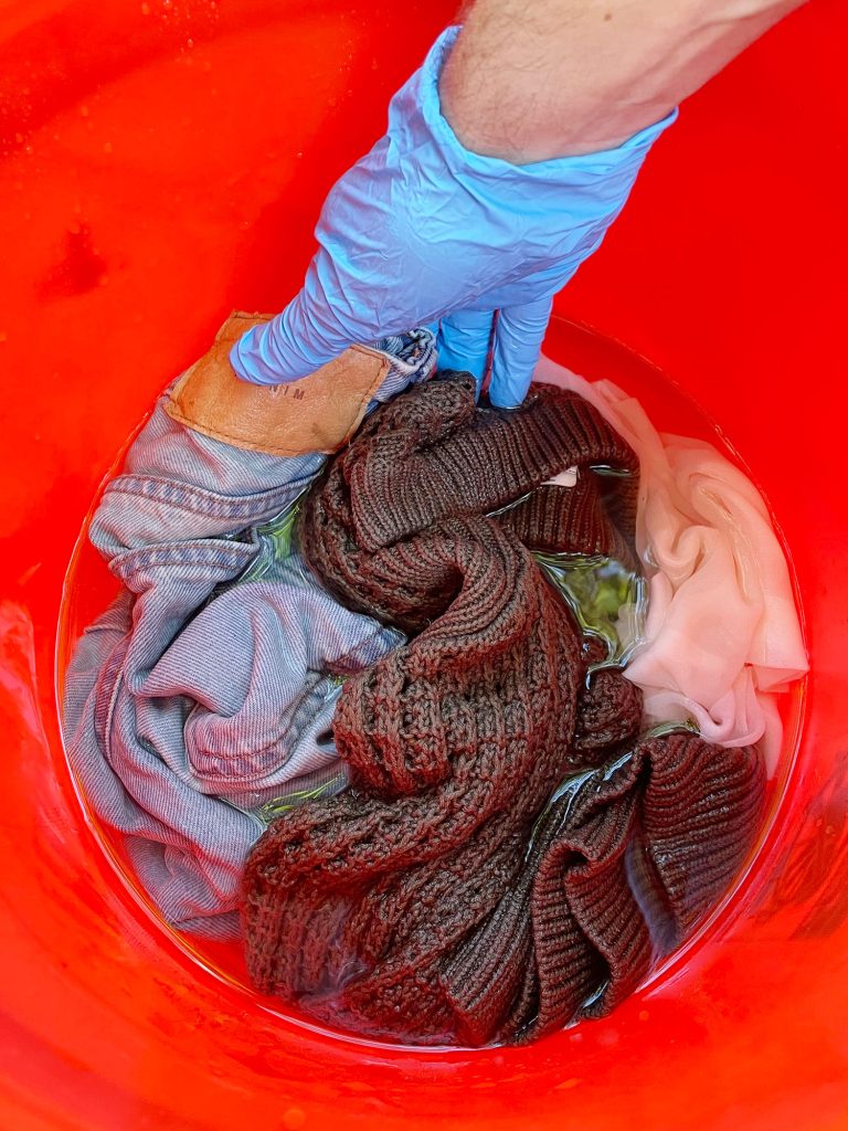 Pre-wetting clothes to be dyed in bucket