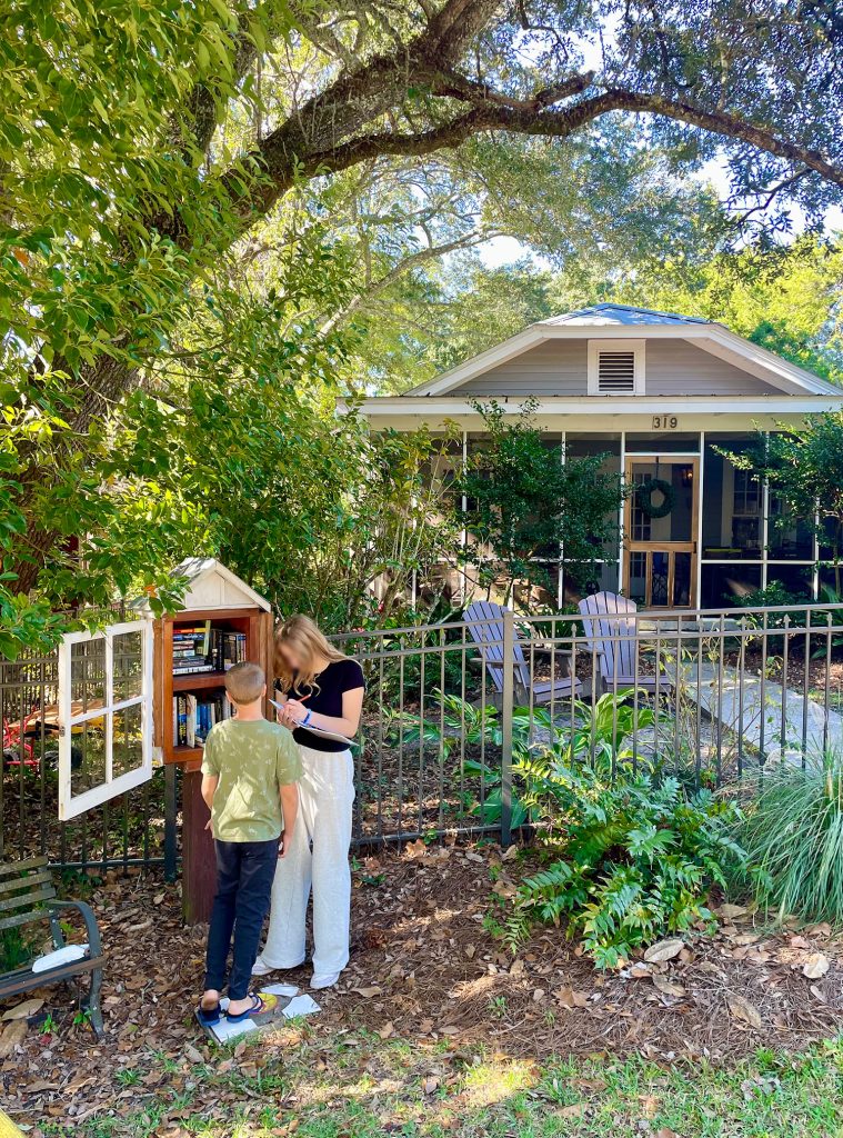 Enfants à l'extérieur de la maison mignonne avec petite bibliothèque gratuite à Ocean Springs Mississippi