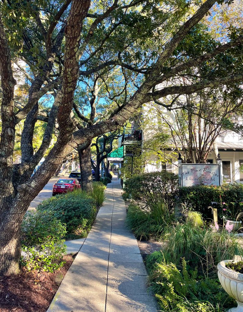 Trottoir étroit dans un joli quartier commerçant du centre-ville d'Ocean Springs Mississippi