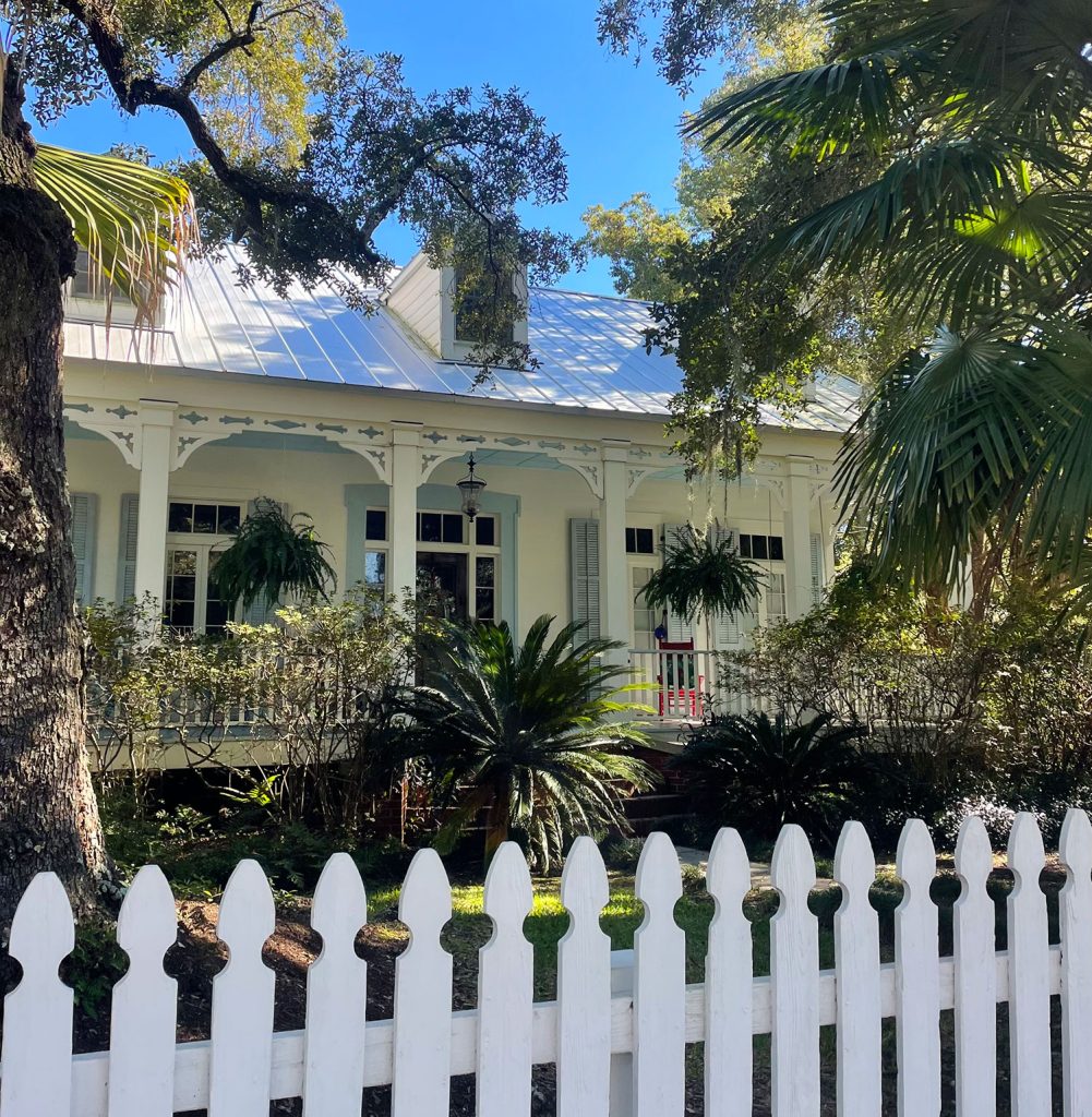 Extérieur de Southern Style Home in Ocean Springs Mississippi avec une clôture de piquetage